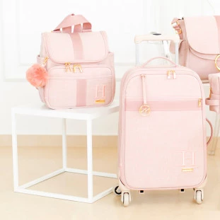 Kit Maternidade Mala de Rodinhas e Mochila 2 em 1 Glam Linho Rosé com Fita Rosé