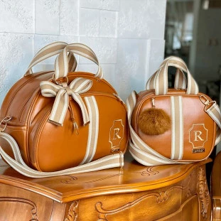 Kit Maternidade Bolsa Média e Frasqueira Térmica Glam Caramelo com Fita Listrada Bege