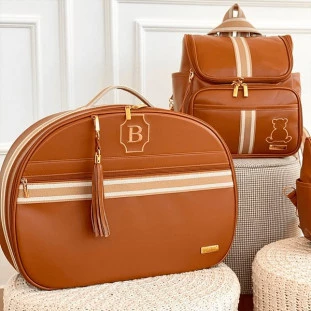 Kit Maternidade Mala e Bolsa Média Glam Caramelo com Fita Listrada Bege